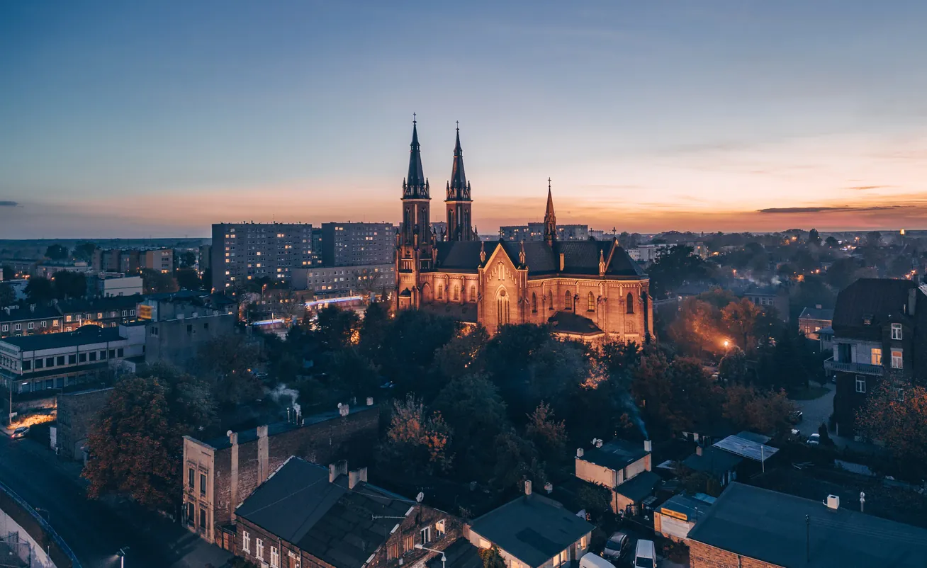 Bazylika Najświętszej Maryi Panny w Pabianicach o zachodzie słońca, widok z lotu ptaka